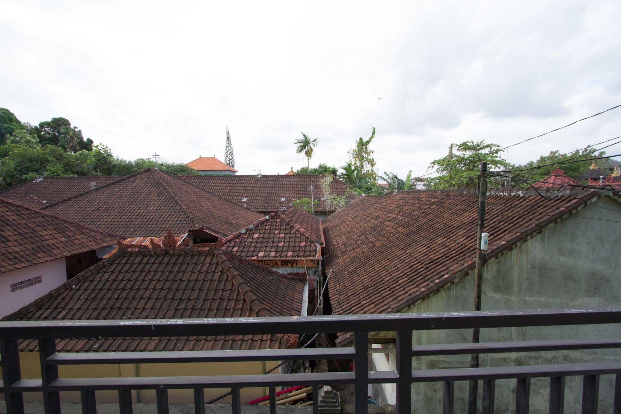 Oyo 3950 The Ratna Hotel Kuta  Exterior photo